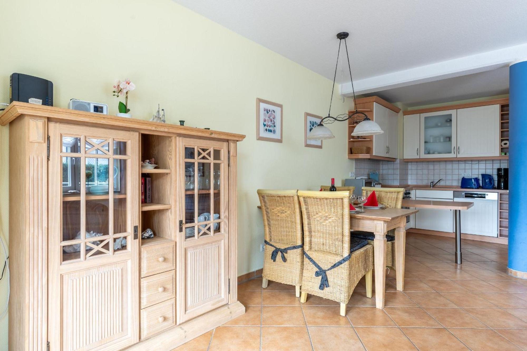 Apartment Ferienwohnung-2-kranich-villa-vogelsang-in-binz-3-raum-parkplatz-wlan-wintergarten-terrasse